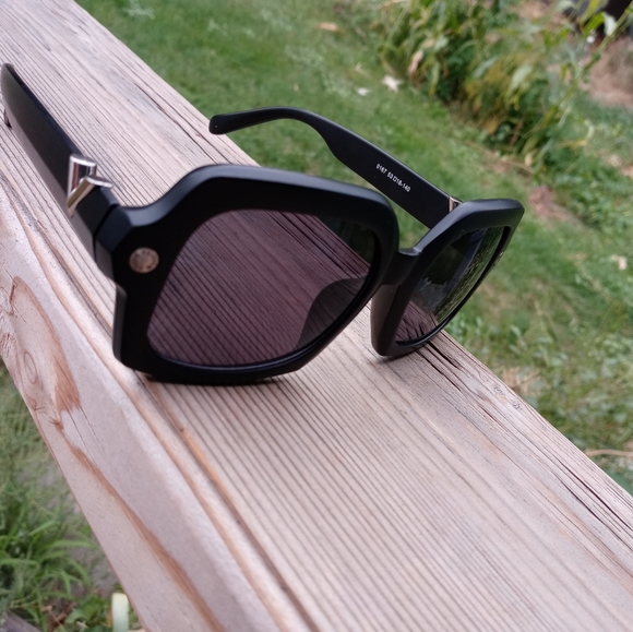 Louis Vuitton sunglasses - Picture 1 of 4